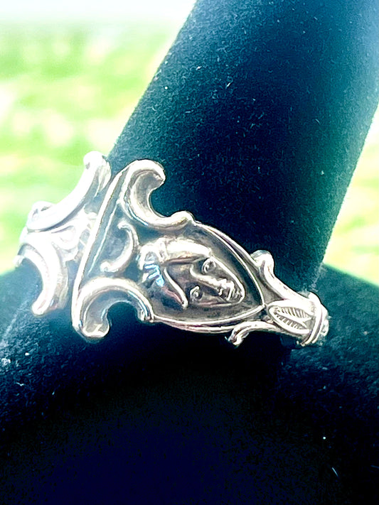 Vintage Amsterdam Spoon Ring
Dutch Silver-Plated. Size 7